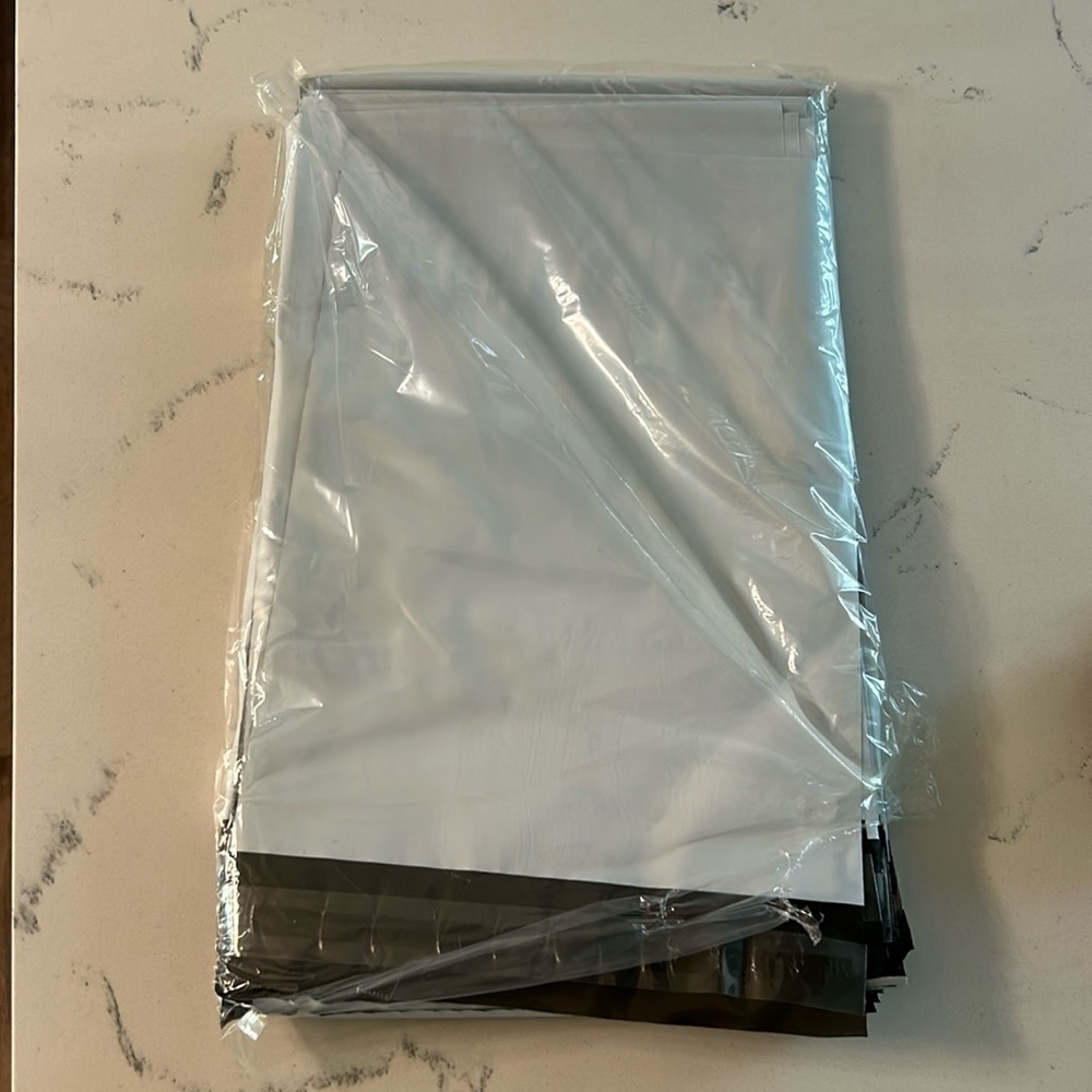 (100 count ) 10X7.5 poly bags New  LIP & TAPE Poly Bag Mailers